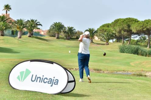 <i>Una de las participantes en el torneo de golf patrocinado por Unicaja. / Unicaja. </i>