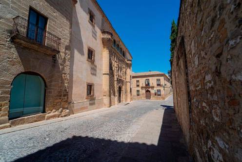 <i>asco histórico de Baeza, con el Palacio de Jabalquinto, sede de la UNIA, a la izquierda. Archivo. / Francisco J. Olmo / Europa Press.</i>