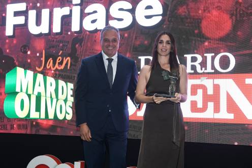 <i>La actriz Elena Furiase González recibe su estatuilla de manos del presidente del Consejo de Administración de DIARIO JAÉN, S. A., Eleuterio Muñoz González. / Agustín Muñoz / Diario JAÉN.</i>