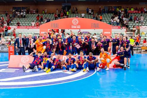 <i>Antonio Pérez, sentado, celebra entre Adolfo y el francés Touré el título de Liga en la forto de familia del Barça. / RFEF.</i>