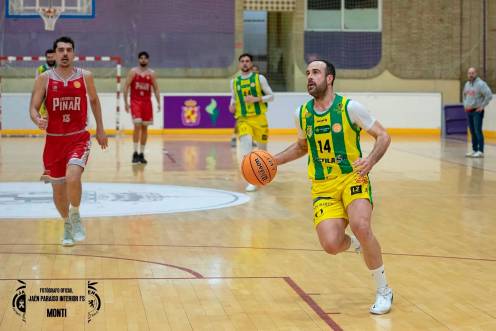 <i>David Melero se dispone a entrar a canasta en un partido en el Pabellón de La Salobreja. / Monti / Jaén FS.</i>