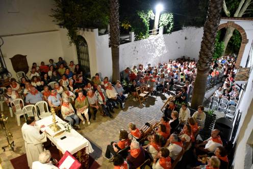 <i>Imagen de la vigilia con todos los participantes del camino. / Juan Antonio Cabrera</i>
