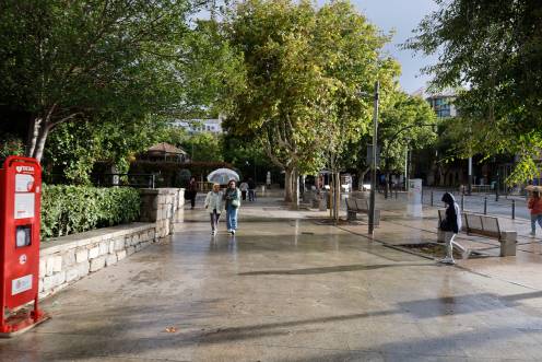 <i>Paseo de la Estación tras las lluvias de este lunes. / Jason Moyano / Diario JAÉN.</i>