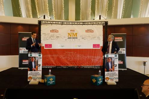 <i>Presidente de la Diputación Provincial de Jaén, Juan Latorre y el Director de Diario JAÉN, Juan Espejo durante “Diálogos Jaén, nuevo milenio”. / Jason Moyano / Diario JAÉN. </i>