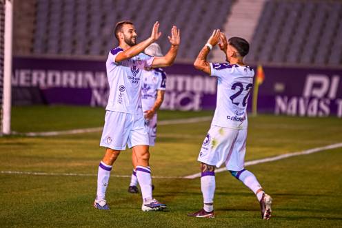 <i>El jugador del Real Jaén Peque Polo celebra su gol en La Victoria ante el Cacereño. / Miranda López / Real Jaén CF</i>