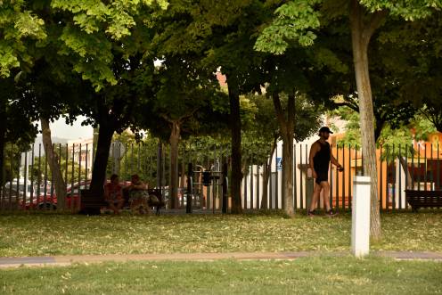 <i>Los jiennenses continúan con la actividad física en el Parque del Bulevar, a pesar de la ola de calor, pero en zonas de sombra. Archivo. / Juanjes García / Diario JAÉN.</i>