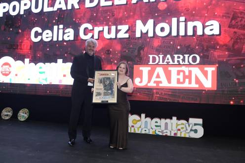 <i>El director de Diario JAÉN, Juan Espejo, entrega el reconocimiento a Popular del Año a Celia Cruz, sobre el escenario del Olivo Arena. / Agustín Muñoz / Diario JAÉN.</i>