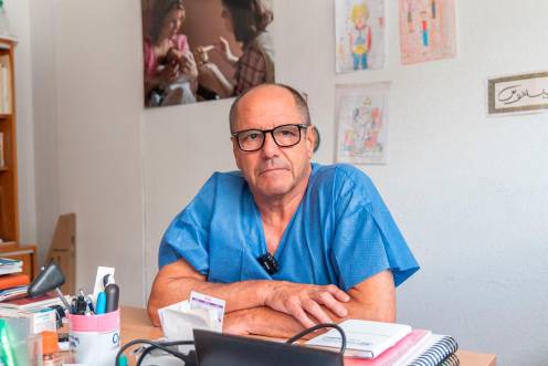 <i>Jefe de Servicio de Pediatría, Jesús de la Cruz. / Junta de Andalucía. </i>