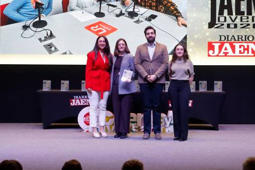 <i>María Dolores Ruiz Sánchez entrega el galardón a Mireia Servián López, David Jiménez Vázquez y a Laura Zafra Palomino. / Jason Moyano / Diario JAÉN. </i>