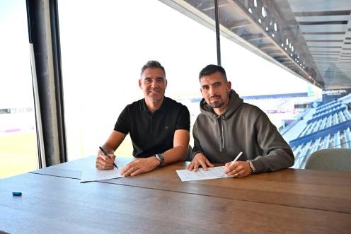 <i>Fran Anera y Adri Paz firman el contrato de renovación hasta 2028. / Real Jaén.</i>