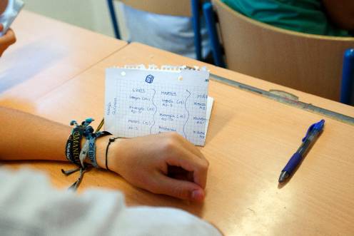<i>Imagen del horario de clase escrito en una hoja sobre el pupitre. / Junta de Andalucía.</i>