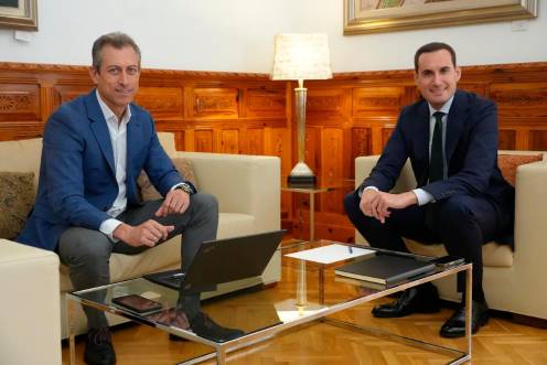 <i>Óscar Gaitán y Juan Latorre se reúnen para abordar un plan inversor. / Diputación de Jaén.</i>
