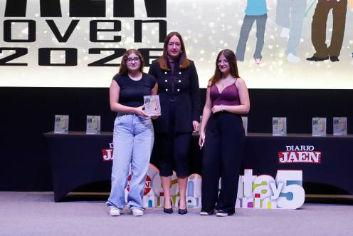 <i>Adriana Martínez y Diana Morcillo recogen el premio de manos de Ana María Gómez Martos, adjunta a la Dirección de Diario JAÉN. / Jason Moyano / Diario JAÉN.</i>