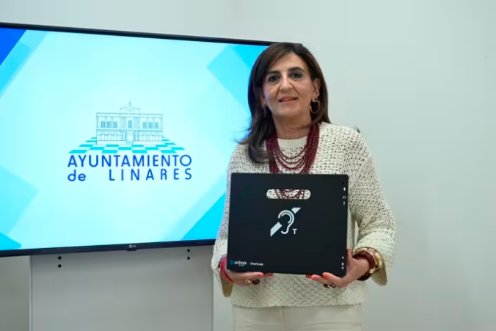 <i>La concejala de Infancia, Familia y Discapacidad, Rosario Jódar, muestra uno de los bucles magnéticos. / Diario JAÉN</i>
