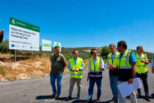 <i>Durante la visita a las obras en la carretera A-315. / Junta de Andalucía. </i>
