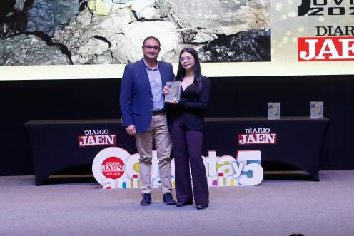<i>El vicepresidente del sindicato de Enfermería Satse en Jaén, Andrés Palacios, hace entrega del galardón a Noelia Manjón Jiménez. / Jason Moyano / Diario JAÉN.</i>