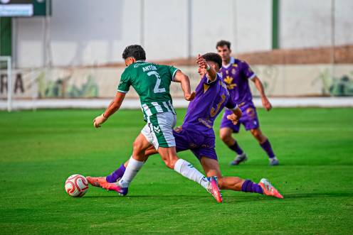 <i>Serrano y Anton disputan el balón. / Miranda López / Real Jaén.</i>