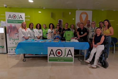 <i>Mesa informativa pacientes ostomizados del Hospital Universitario de Jaén. / Hospital Universitario de Jaén. </i>
