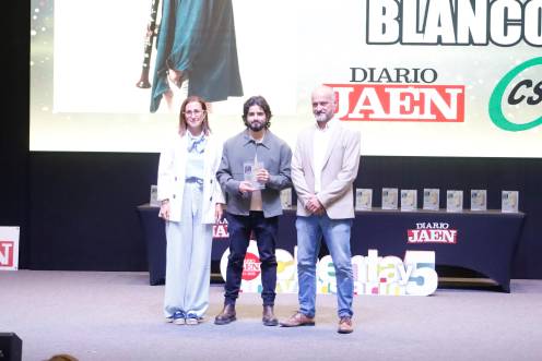 <i>María Jesús Rodríguez, concejala de Presidencia y Cultura de Torredelcampo, Fran Rama y el presidente de CSIF, Juan Carlos González. / Jason Moyano / Diario JAÉN.</i>