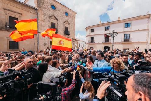 <i>Santiago Abascal atiende a los periodistas en Úbeda. / Vox.</i>