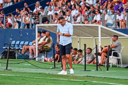 <i>Manuel Herrero mira el reloj en el partido del Trofeo del Olivo ante el Córdoba. Miranda López. / Real Jaén.</i>