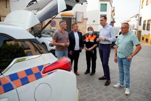 <i>Juan Latorre visita Sabiote junto a su alcalde Luis Miguel López y el diputado José Luis Agea. / Diputación de Jáen.</i>