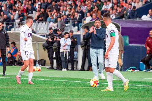 <i>Manuel Herrero se dirige a Adri y Javi Moyano en un partido del play off. / Real Jaén.</i>