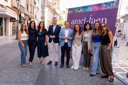 <i>El alcalde Julio Millán junto a la concejala Eva Funes y el diputado Luis Carmona con otros representantes en la inauguración. / Ayuntamiento de Jaén. </i>