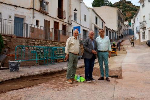 <i>Manuel Fernández visita Cambil, junto al alcalde, José María Guzmán. / Subdelegación del Gobierno.</i>