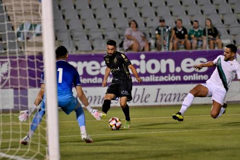 <i>Mario Martos, en una jugada de ataque en la XXXIX edición del Trofeo del Olivo, en la que el Real Jaén también recibió al Córdoba CF, equipo que levantó el título después de ganar el partido por 1-2. / Juande Ortiz. </i>