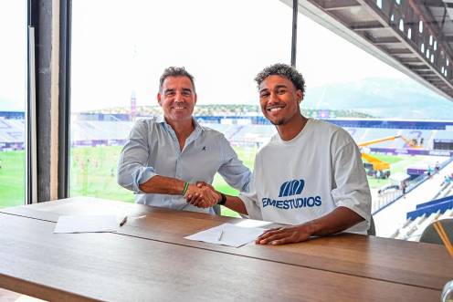 <i>Fran Anera y Seydou Fall se saludan tras firmar el contrato. / Real Jaén CF.</i>