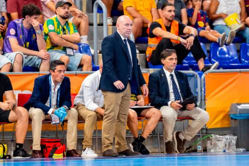 <i>El entrenador del Jaén Paraíso Interior, Dani Rodríguez, durante la final de la Supercopa de España. / Jaén Paraíso Interior FS. </i>