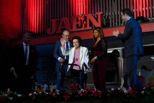 <i>La médico Elena de Marco saluda al público tras recibir el Premio Jiennense del Año 2021 de Sociedad.</i>