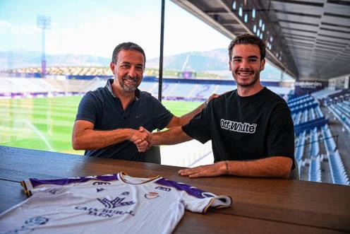 <i>El director deportivo del Real Jaén, Juan Gambero, y David Márquez, tras la firma del contrato / Real Jaén CF.</i>
