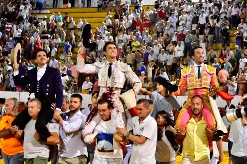 <i>Diego Ventura, Roque Rey y David de Miranda saludan al público en su salida a hombros en la corrida mixta de Villanueva del Arzobispo. / J. Delgado. </i>