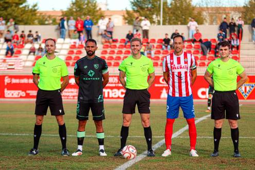 <i>El capitán del Linares Deportivo, Joao Paulo, con su homólogo del Don Benito, Lolo Pavón, y el trío arbitral. / CD Don Benito. </i>