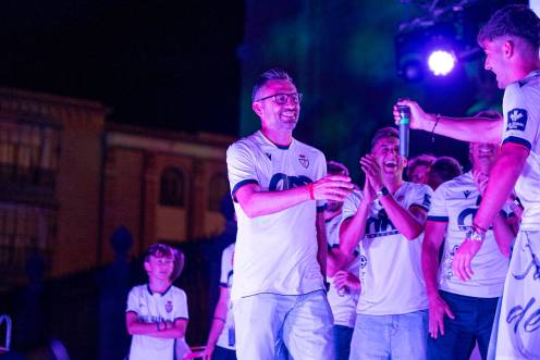 <i>Manuel Herrero se dispone a recibir el micrófono por padrte de Curro en la fiesta del ascenso. / Miranda López / Real Jaén.</i>