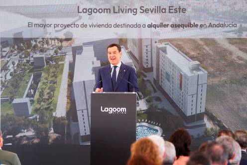 <i>El presidente de la Junta de Andalucía, Juanma Moreno, interviene en el acto de colocación de la primera piedra de la promoción de viviendas Lagoon Living Sevilla. / Europa Press. </i>