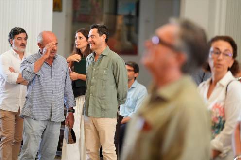 <i>Juanma Moreno y Manuel Gavira coinciden en la tradicional Saca de las yeguas, en la ermita del Rocío. / Joaquín Corchero / Europa Press.</i>