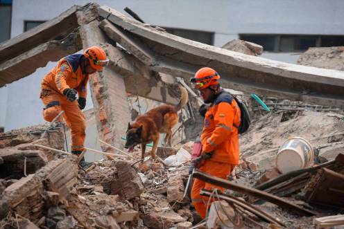 <i>Agentes de rescate tras el terremoto en Colombia. / Europa Press.</i>