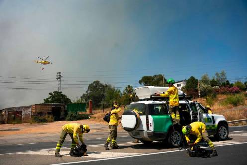 <i>Operativos del Infoca trabaja en la zona del puente del río Odiel, en el término de Gibraleón (Huelva), dentro de las labores de extinción del incendio en un paraje de Villanueva de los Castillejos. A 9 de junio de 2026 en San Bartolomé de la Torre. / María José López / Europa Press.</i>
