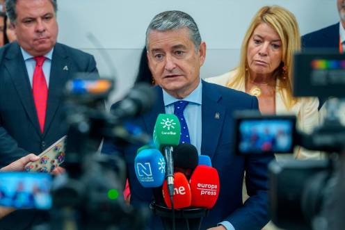 <i>El vicepresidente primero de la Junta de Andalucía y consejero de Presidencia, Sanidad y Emergencias, Antonio Sanz, interviene tras la inauguración de la nueva Unidad de Salud Mental Comunitaria “Doctor Onésimo González”. / Europa Press. </i>