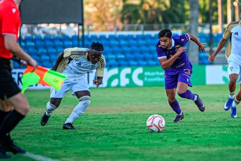 <i>Moha Keita lucha por un balón dividido en el partido contra el Marbella FC.</i>