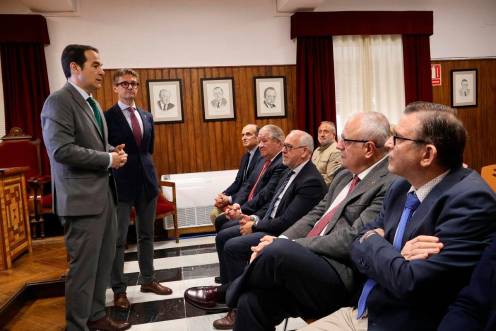 <i>Reunión del consejero José Antonio Nieto con los operadores jurídicos de Villacarrillo, en marzo. Archivo. / Junta de Andalucía.</i>