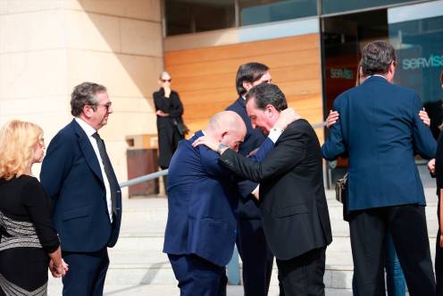 <i>El presidente del PP de Huelva, Manuel Andés González, junto al presidente de ATA y vicepresidente de la CEOE, Lorenzo Amor, en el velatorio de la exministra Fátima Báñez. / Europa Press.</i>
