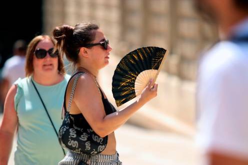 <i>Viandantes soportan las altas temperaturas. Archivo. / Álex Zea / Europa Press.</i>