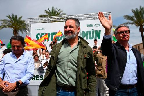 <i>Benito Morillo, Santiago Abascal y Manuel Gavira en el acto de Linares. / Europa Press.</i>