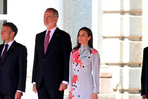 <i>El Rey Felipe VI y la Reina Letizia durante la recepción con honores en el Palacio Real. / Europa Press. </i>