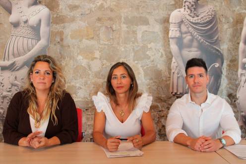 <i>Presentación de “Las Noches del Patrimonio” con los concejales Natalia Pérez, Elena Rodríguez y José Miguel Gámez. / Ayuntamiento de Úbeda. </i>