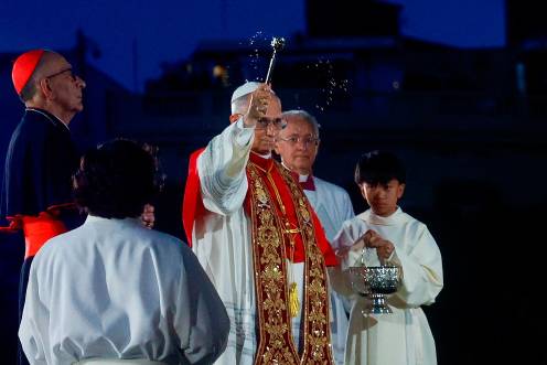 <i>El Papa León XIV bendice la Torre de Jesucristo en la Basílica de la Sagrada Familia. / Kike Rincón / Europa Press.</i>